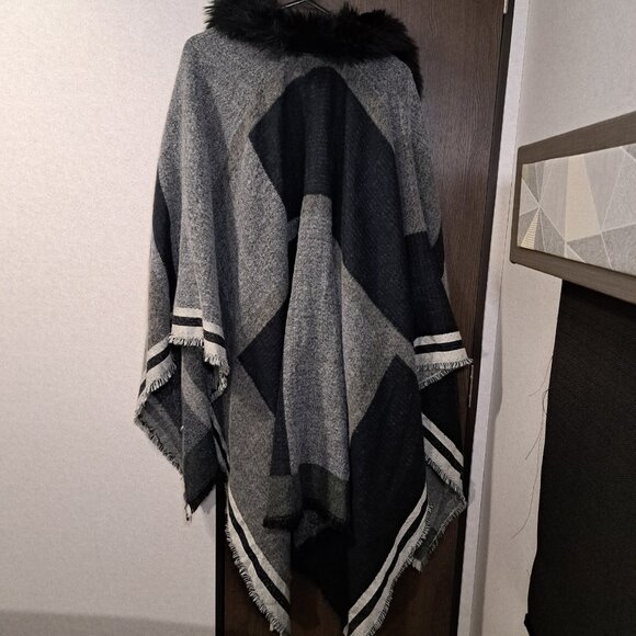Modena Women's Faux Fur Acrylic Grey & Black Geometric Pattern Cape - Picture 3 of 5